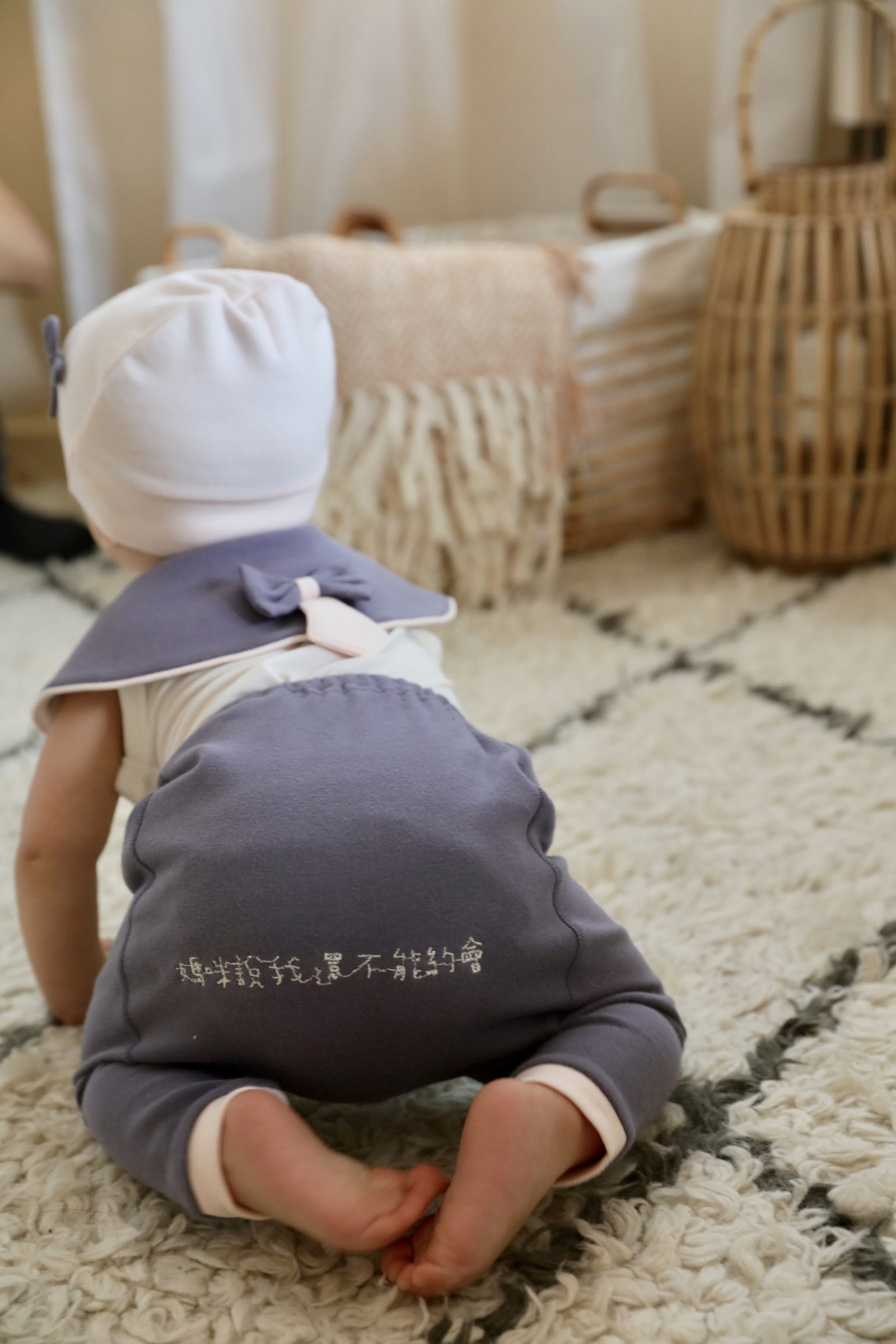 更能完整包覆包著尿布的小屁屁,让小宝贝活动更舒适 裤管缝份反摺