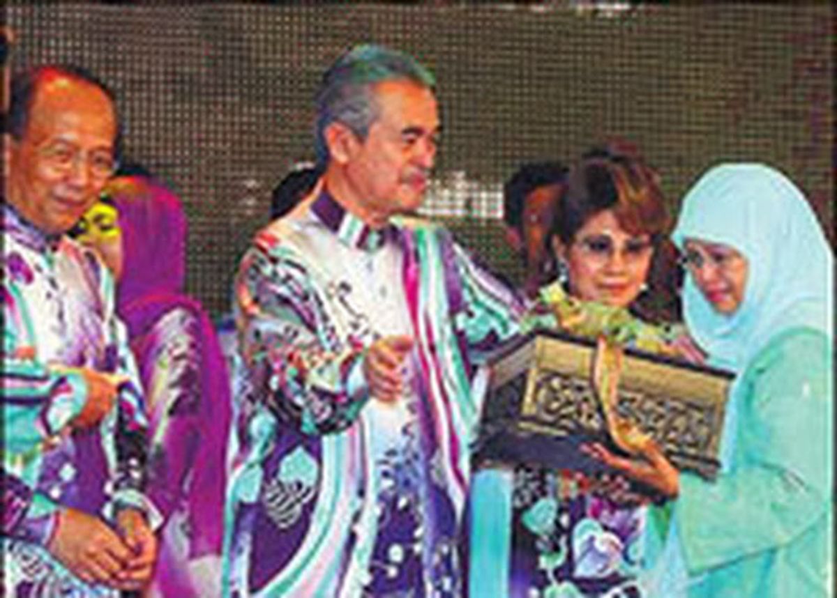 Hadiah 33 tahun ceburi tenun songket – Habibah  07.03.07 Utusan Malaysia