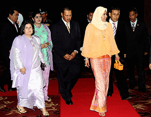 Raja Permaisuri Agong hadir Gala Fiesta Fesyen