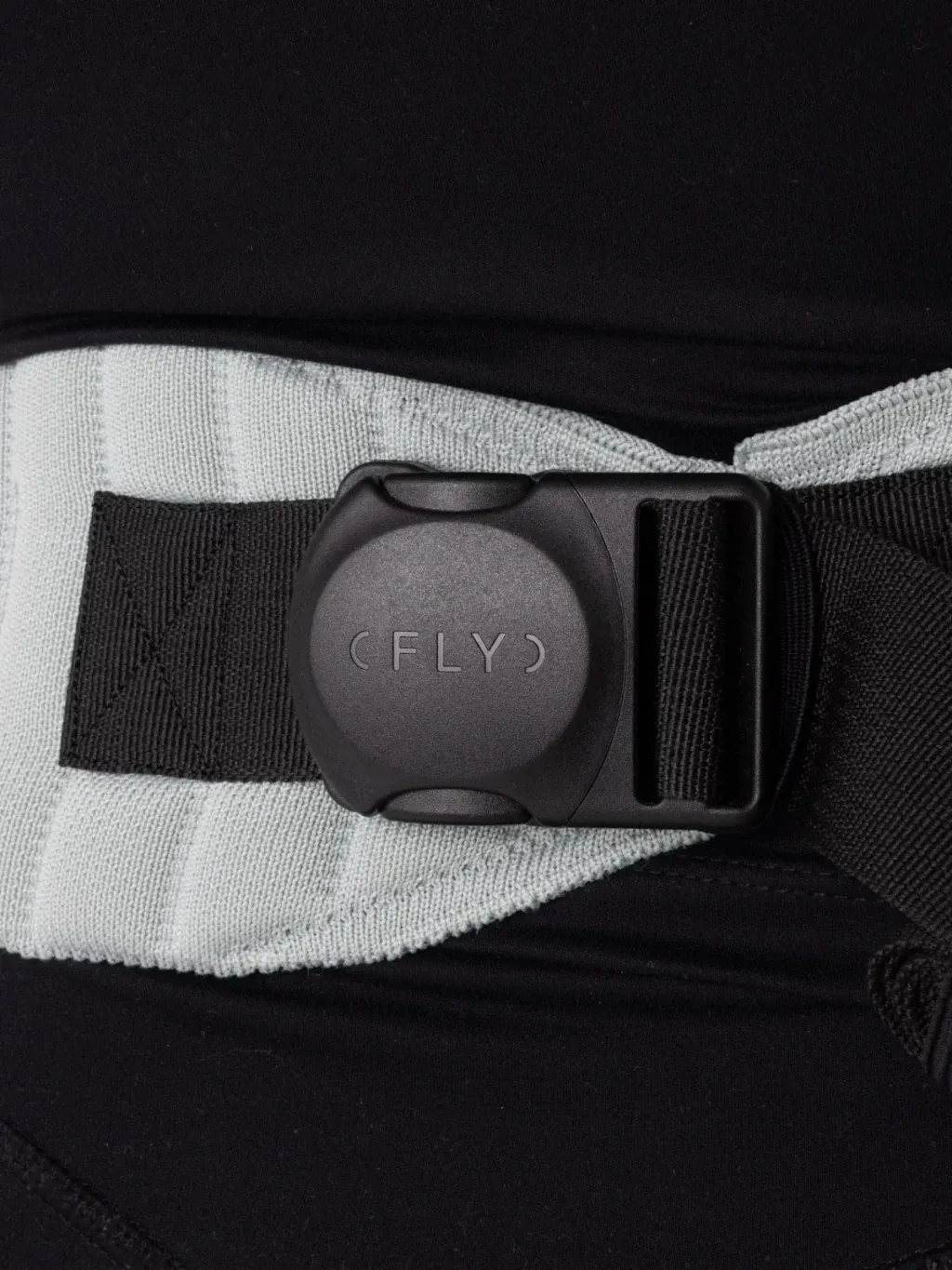 Flybaby-Babytrage-Sage-schliesst-sicher-mit-einer-handvariant_45448001978556