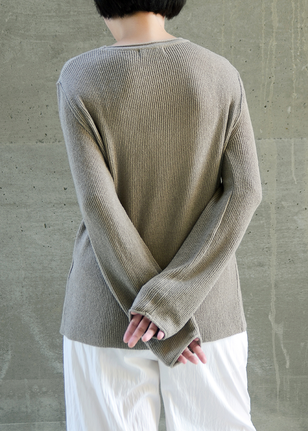3.針織開衩長袖上衣(卡其)-05