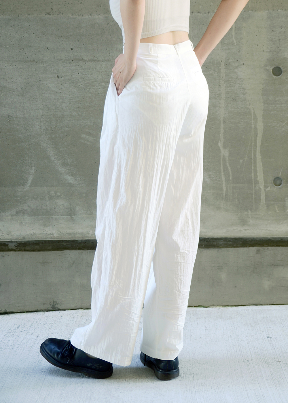 1.腰部抓褶寬褲(白)-04