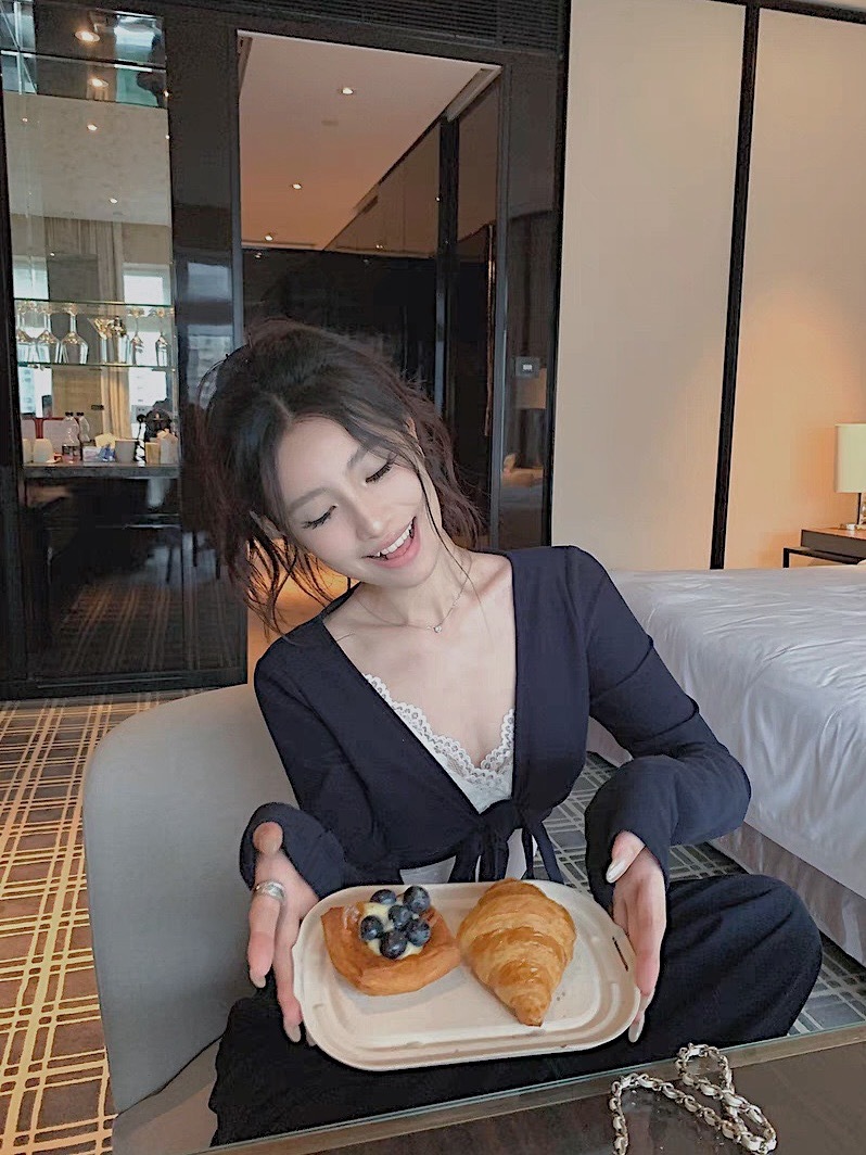 A3E06EAE-FF81-45DB-BD4B-B30A933848EF