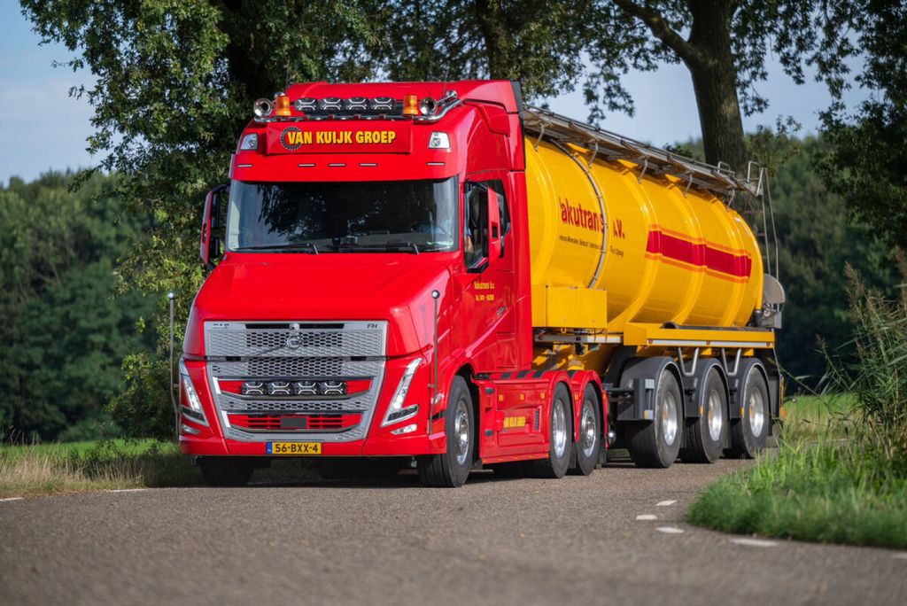 vakutrans-vlastuin-vt5-6x2-tag-axle-vac