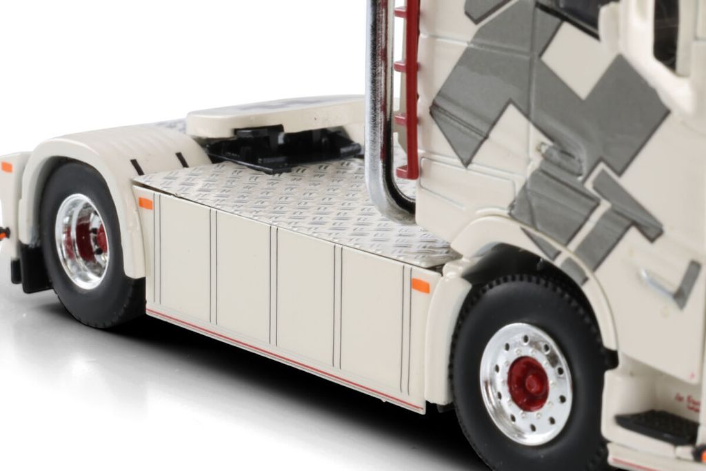 van-houten-volvo-fh5-sleeper-cab-4x2 (7)