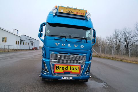 akka-frakt-volvo-fh5-globetrotter-xl-8x (1)