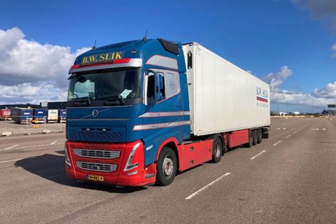 b-w-slik-aduard-volvo-fh5-globetrotter