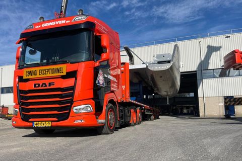 van-grinsven-daf-xf-sh-with-sky-lights