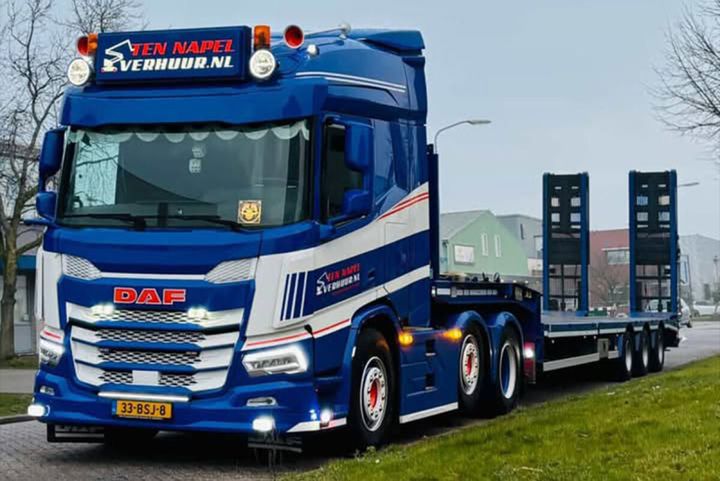 ten-napel-verhuur-daf-xd-sh-with-sky-li