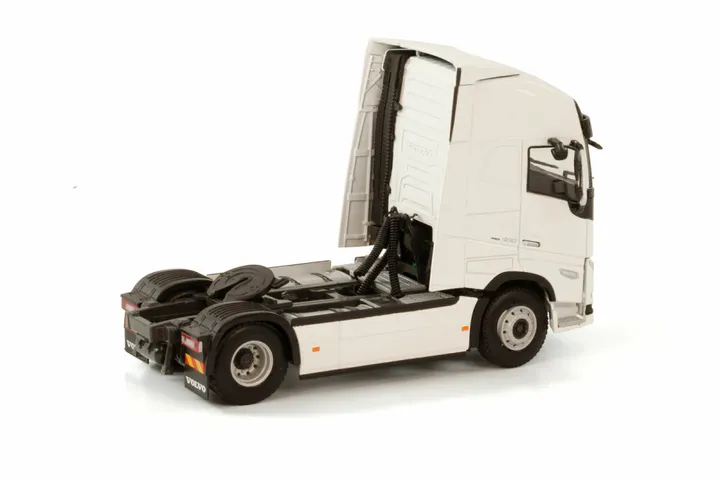 white-line-volvo-fh5-globetrotter-xl-4x (1)