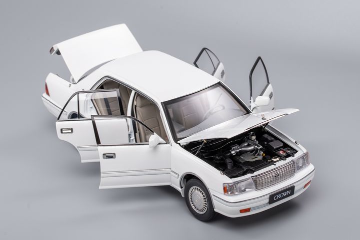 toyota-crown-white (1)