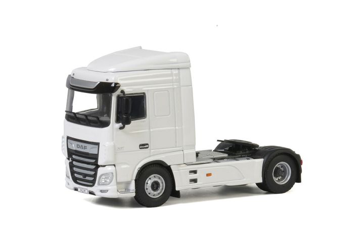white-line-daf-xf-space-cab-my2017-4x2