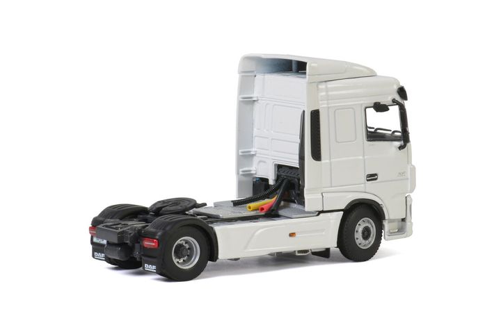 white-line-daf-xf-space-cab-my2017-4x2 (1)