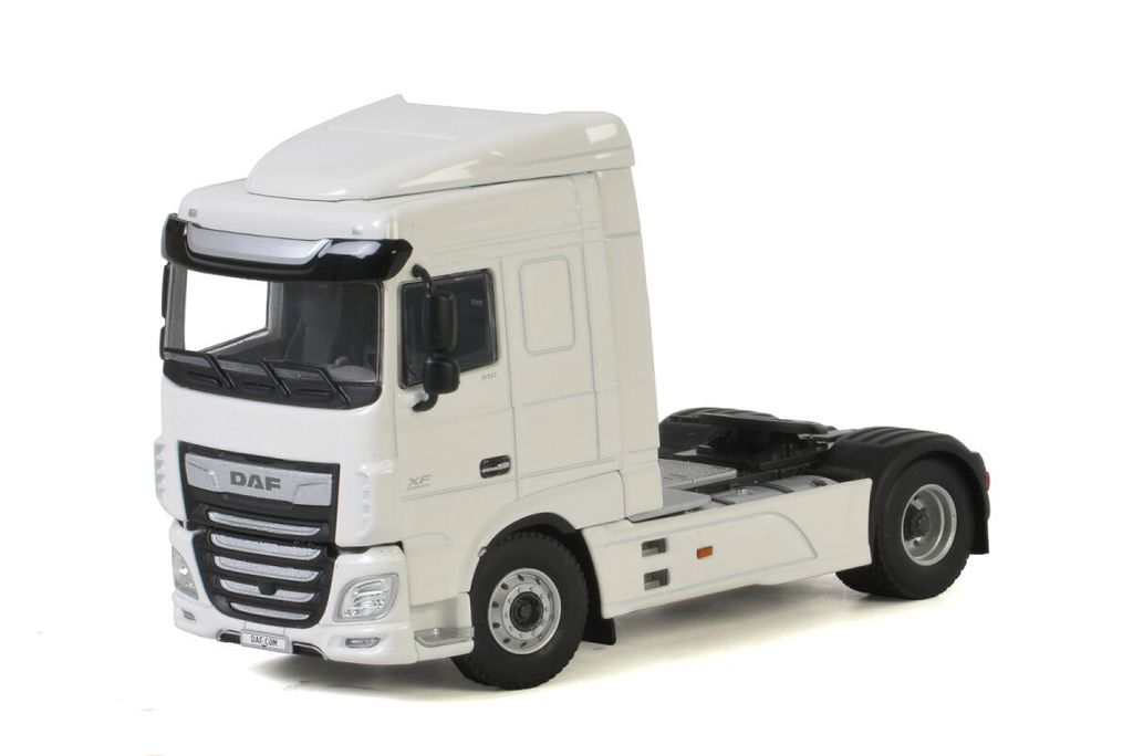 white-line-daf-xf-space-cab-my2017-4x2 (2)