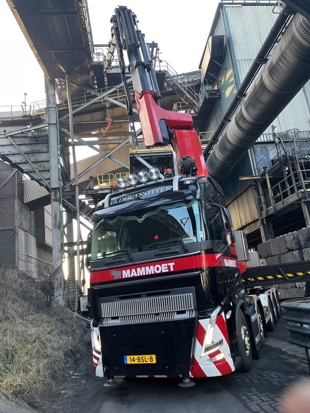 MAMMOET; VOLVO FH5 GLOBETROTTER 10X4 TAG AXLE WITH PALFINGER MAMMOET; VOLVO FH5 GLOBETROTTER 10X4 TAG AXLE WITH PALFINGER
