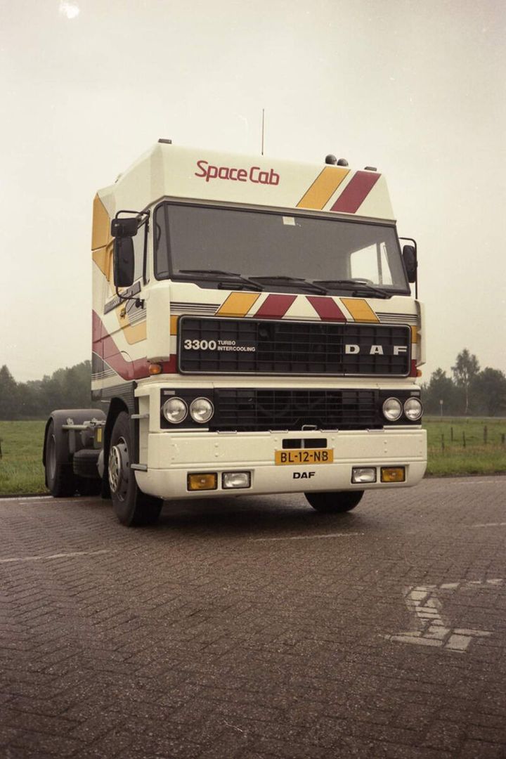 premium-line-daf-3300-space-cab-4x2 (1)