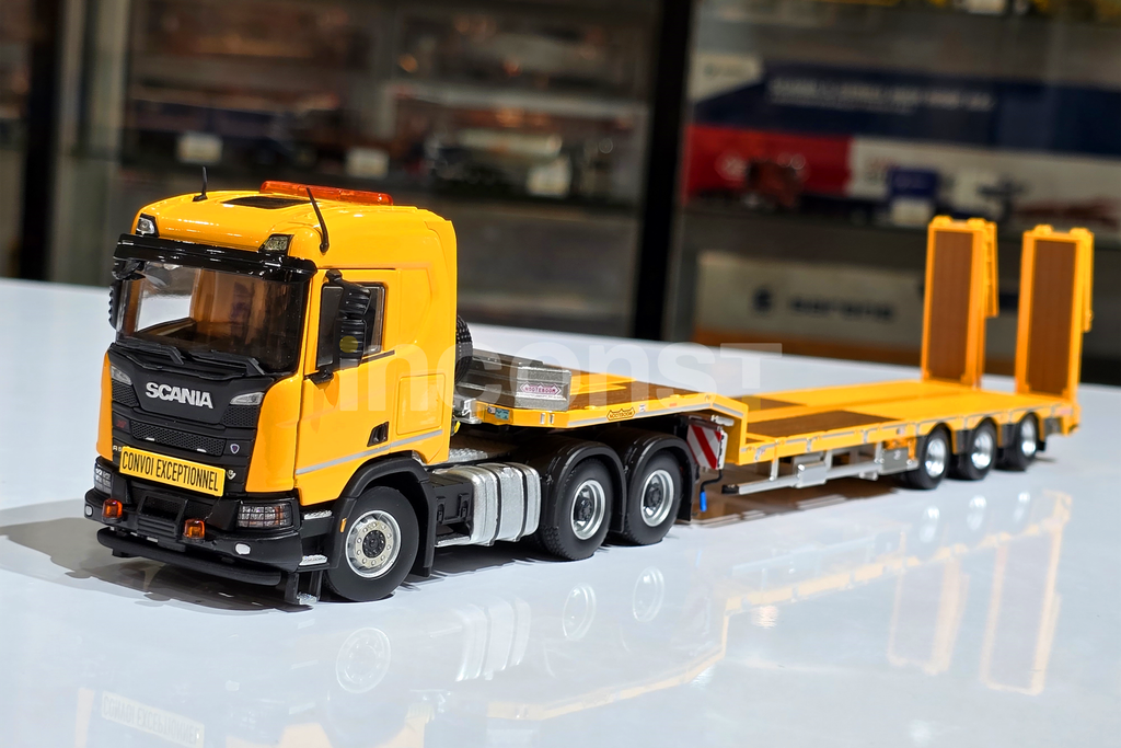 SCANIA XT 6X4 WITH NOOTEBOOM MCOS 3-AXLE SEMI LOW-LOADER SCANIA XT 6X4 WITH NOOTEBOOM MCOS 3-AXLE SEMI LOW-LOADER