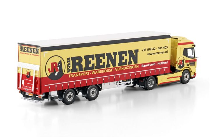 van-reenen-daf-xd-sh-with-sky-lights-an (1)