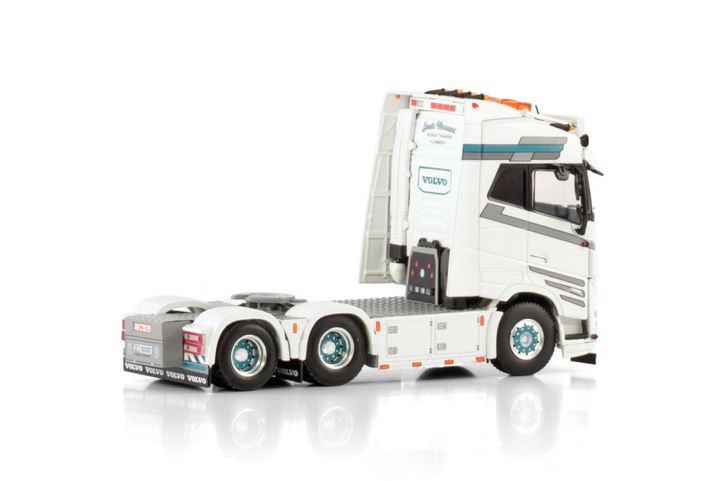 lutra-volvo-fh5-globetrotter-6x2-tag-ax (2)
