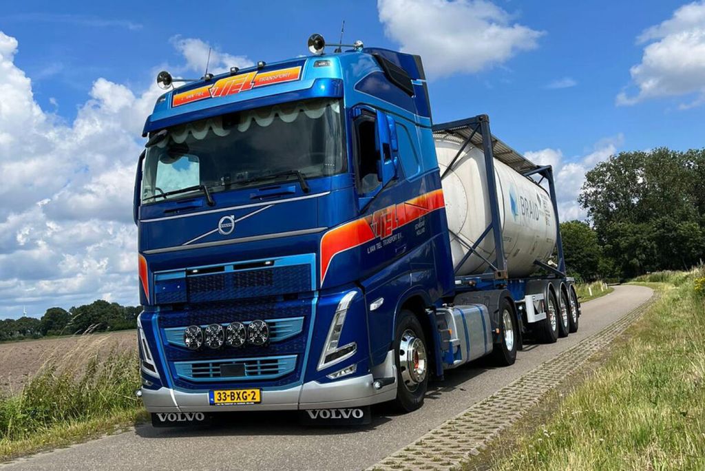 l-van-tiel-volvo-fh5-globetrotter-4x2