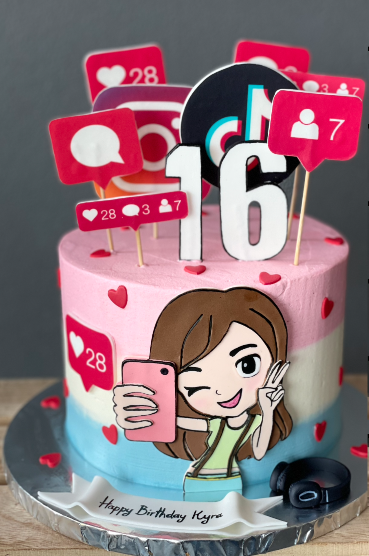 Selfie queen cake #cakeofinstagram #cakeideas #annasconfectionary  #bahraincakesmaker #bahraincakeshop #bahraincakesonline #cake… | Instagram