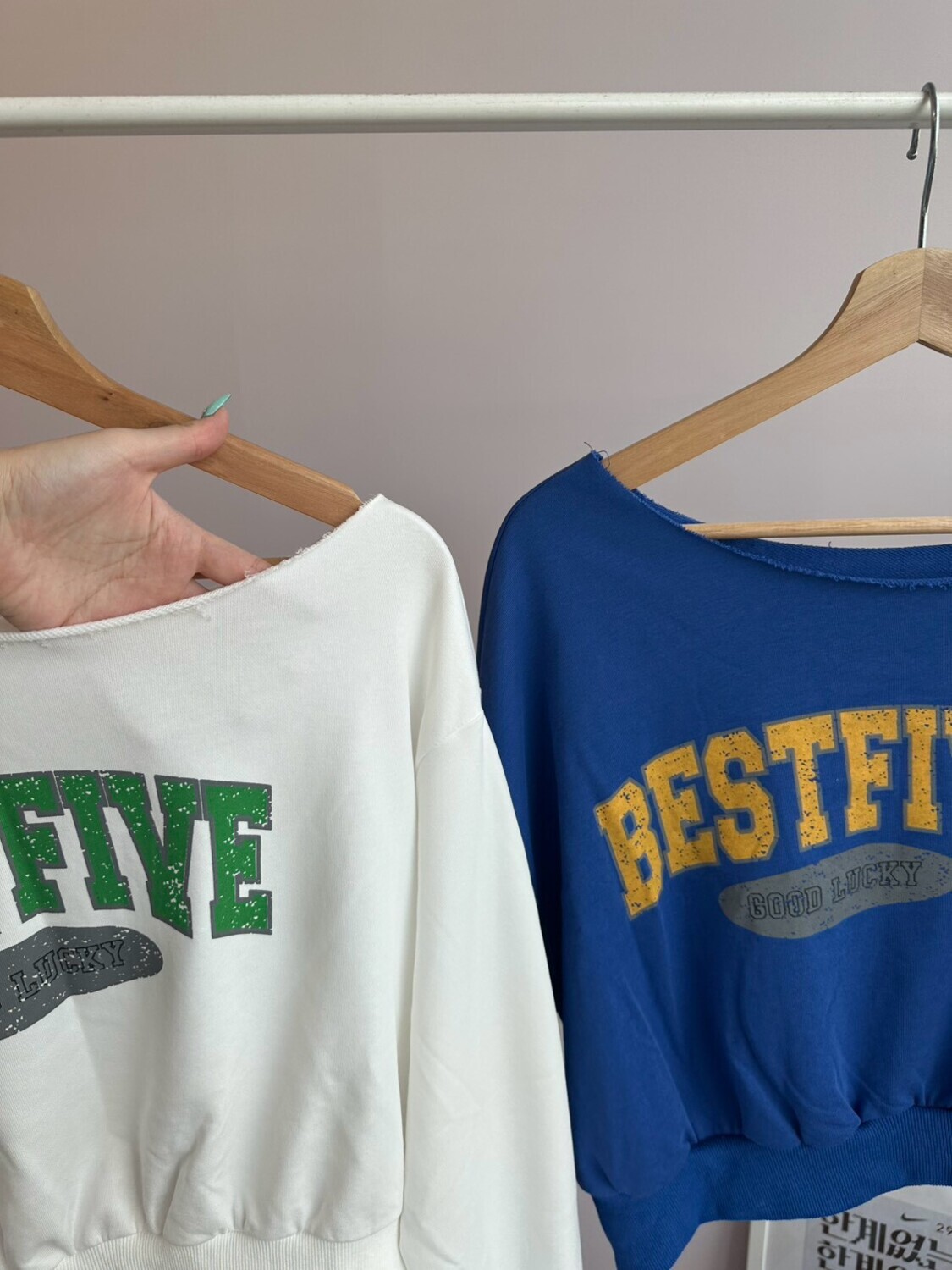 LINE_ALBUM_美式字母刺繡短版大學T_261020_3