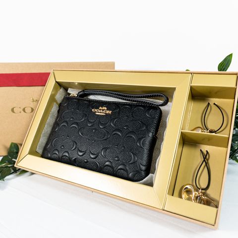 COACH Boxed Corner Zip Wristlet With Charm Sig Leather in Black 3