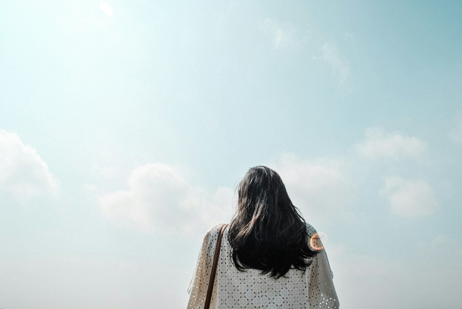 女子背影與晴朗天空,簡單的衣著線條
