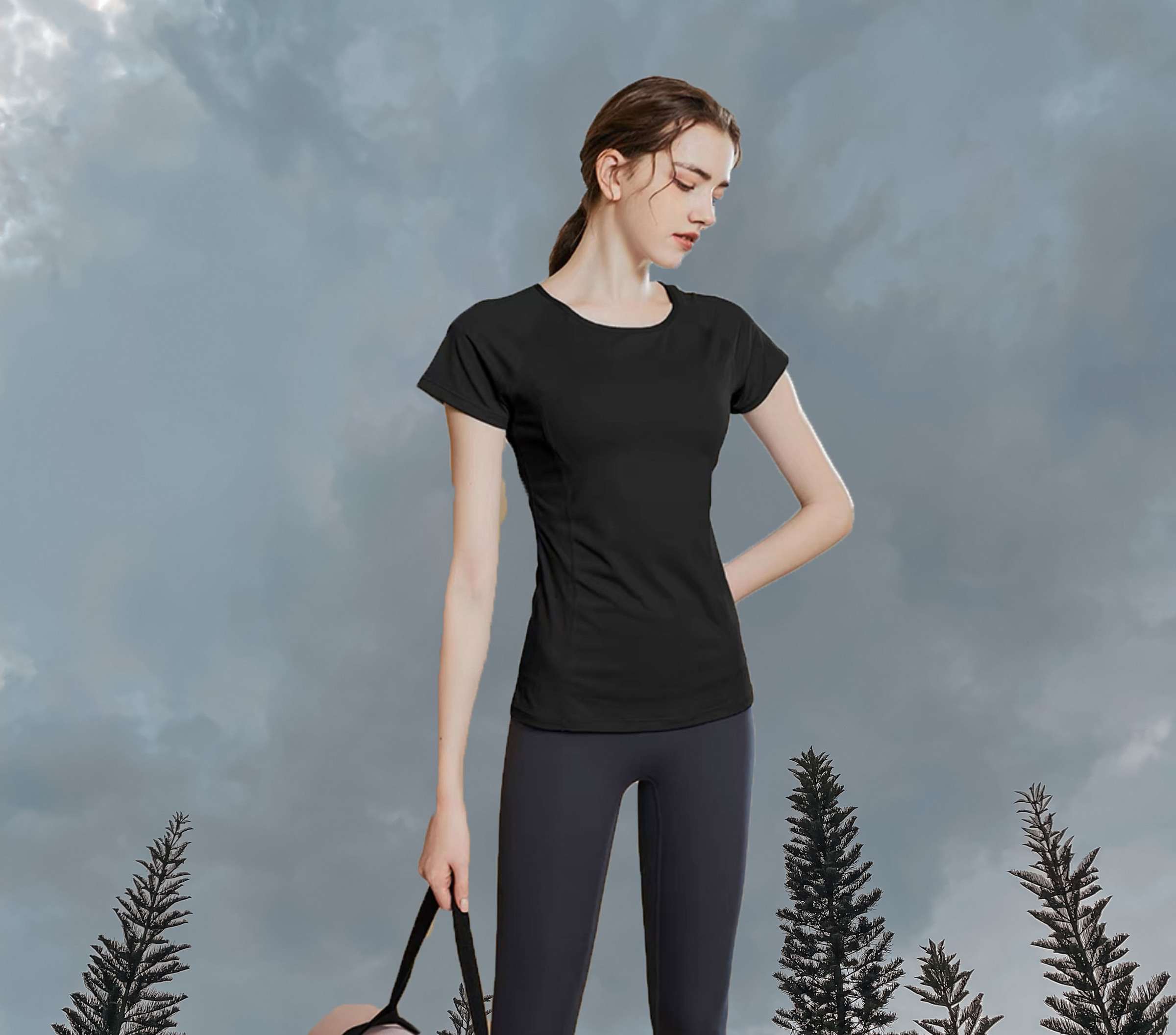Jaclyn model active tee Black