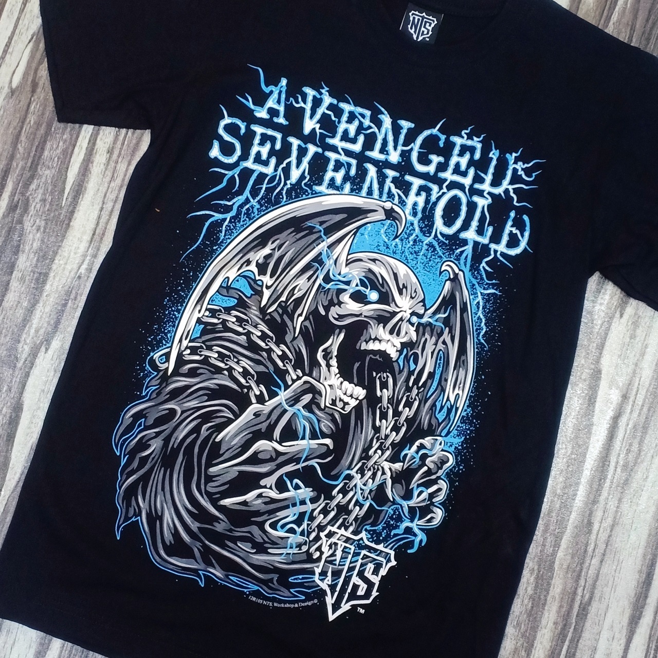Erhverv farmaceut nyse 12R105 A7X AVENGED SEVENFOLD HEAVY METAL ROCK BAND CHAIN LIGHTNING NTS  ORIGINAL NEW TYPE SYSTEM COTTON T-SHIRT – PREMIUM GRADE BLACK TIMBER NEW  TYPE SYSTEM MOAI SPEED HIGH QUALITY SILK SCREEN COLLECTABLE