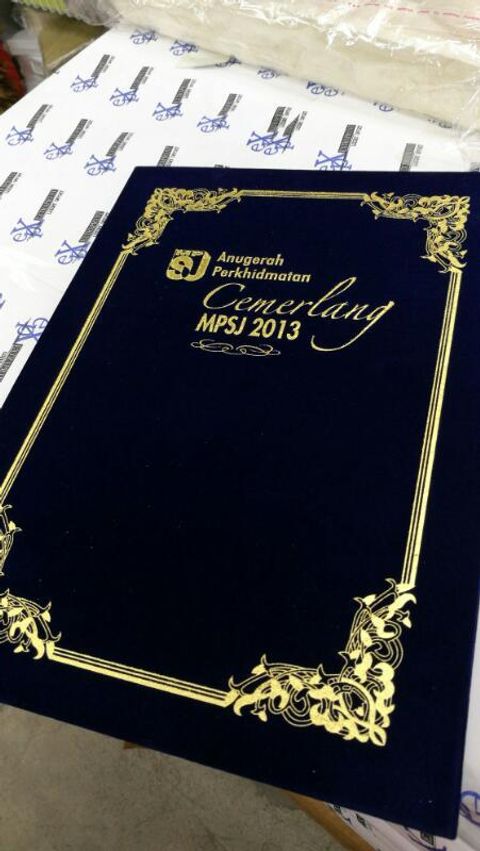 certificate folder velvet black gold stamping malaysia thefancypaper (2).jpg