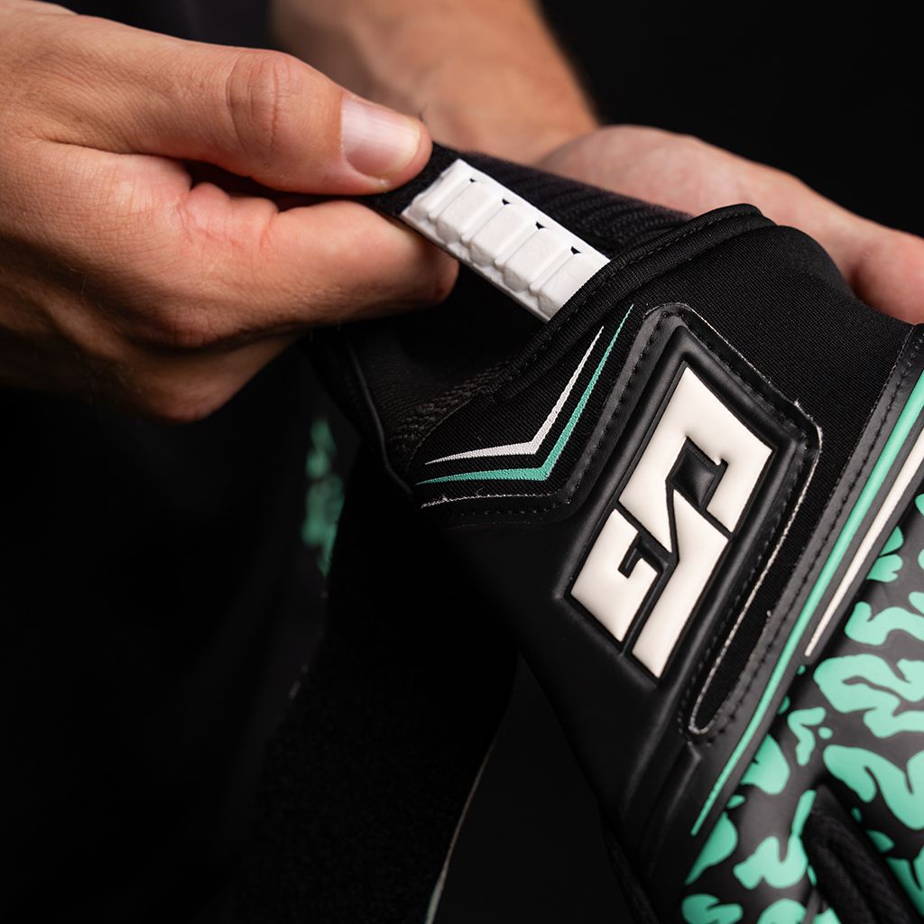 One_Glove_NXT_Advance_Mentality_Monster_Fingersave_Goalkeeper_7