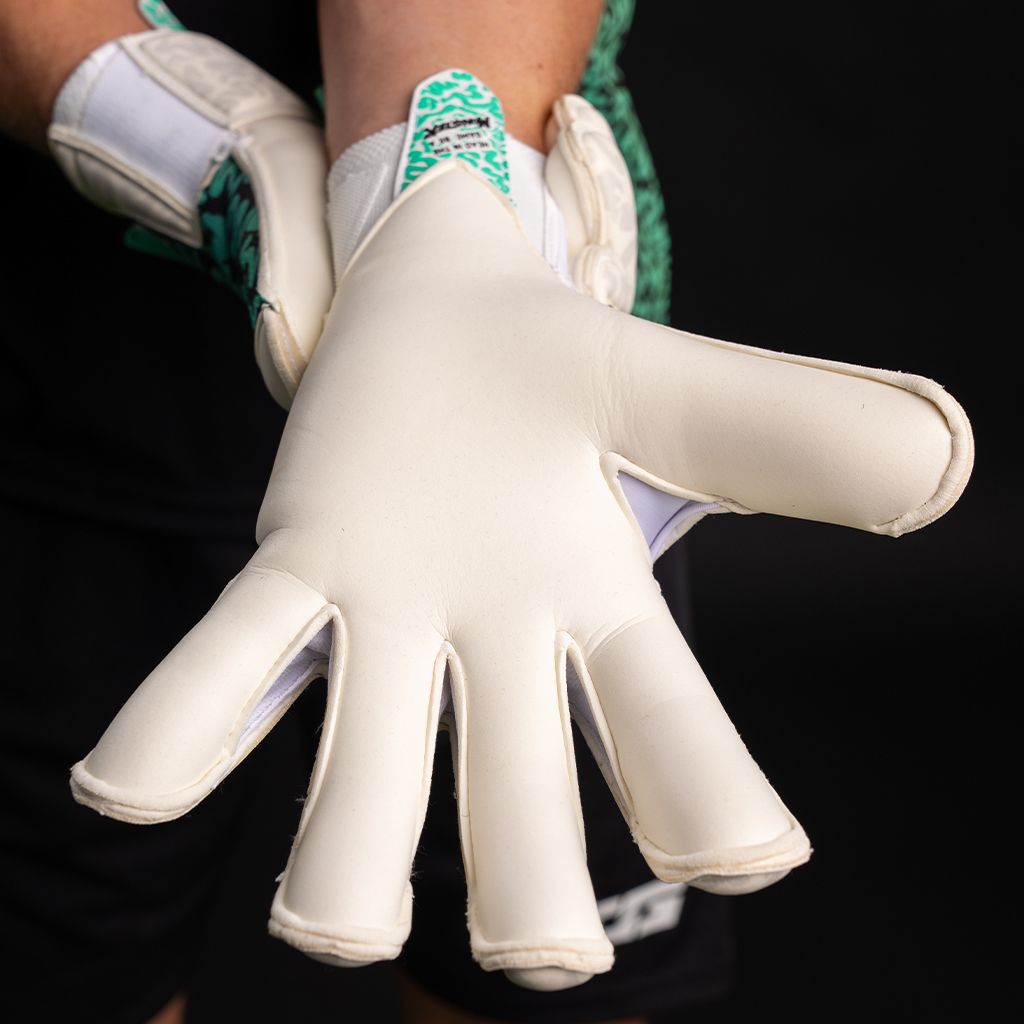One_Glove_NXT_Pro_Mentality_Monster_Hyla_Cut_Goalkeeper_25