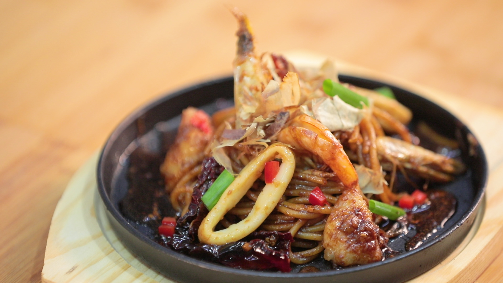 How to Cook Sizzling Seafood Pasta with Dried Chili and Onion (Kong Po style)