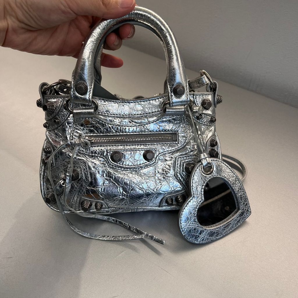 Balenciaga outlet 巴黎世家Neo Cagole tote 銀色皮革斜挎包（客訂商品) – UK2Taiwan英國連線代購