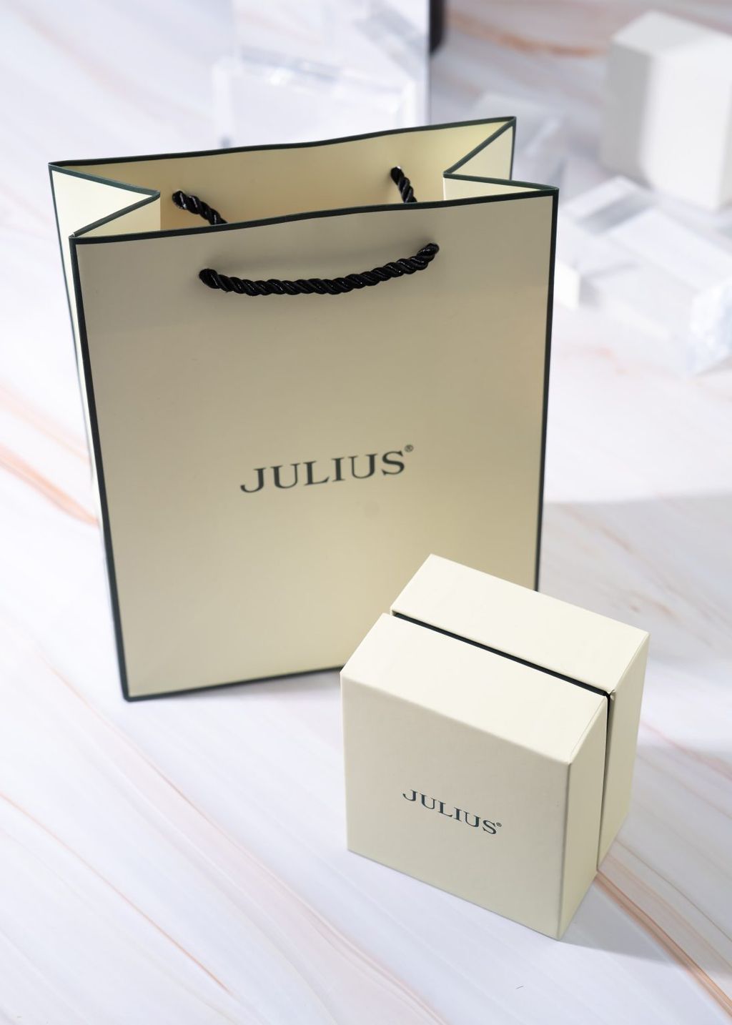 BOX-JULIUS-2-min-1097x1536