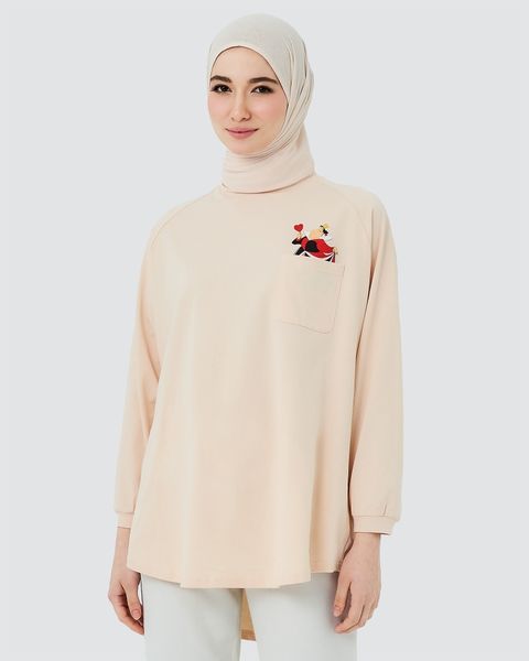 alice_in_wonderland_shirt_-_red_queen_beige_1.jpg