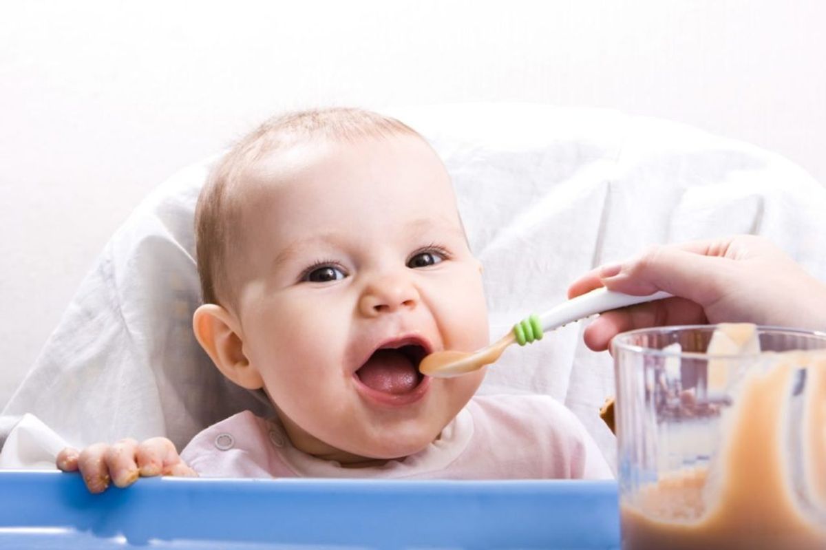 BABY MAKAN MAKANAN PEJAL SEBELUM 6 BULAN? PARA IBU KENA TAHU