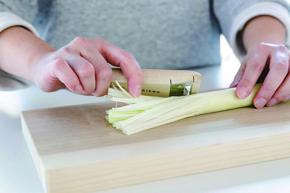 日本餐具【小柳產業】餐廚用具青蔥專用切絲器 (2)