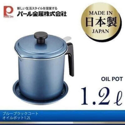日本食器【日本廚房用具PEARL-OliO-】濾油壺／儲油罐／瀝油器(附底盤)_1.2L 王球餐具