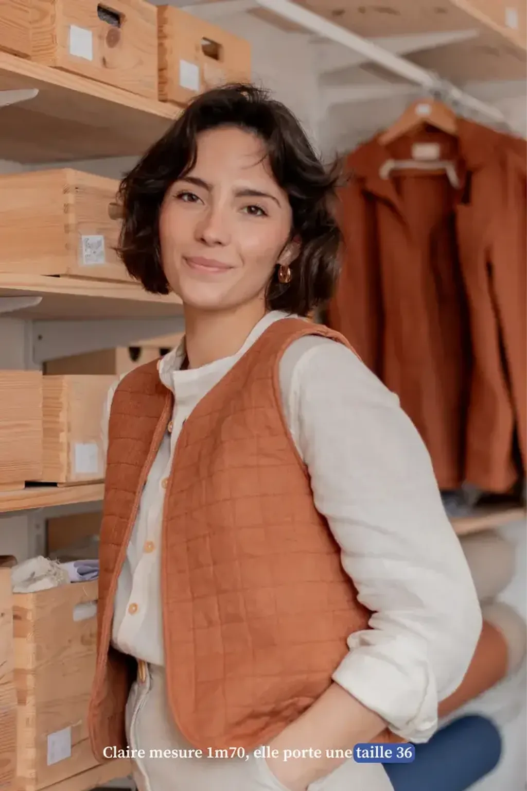 Veste_sans_manche_en_lin_caramel_Agathe_Perier-02