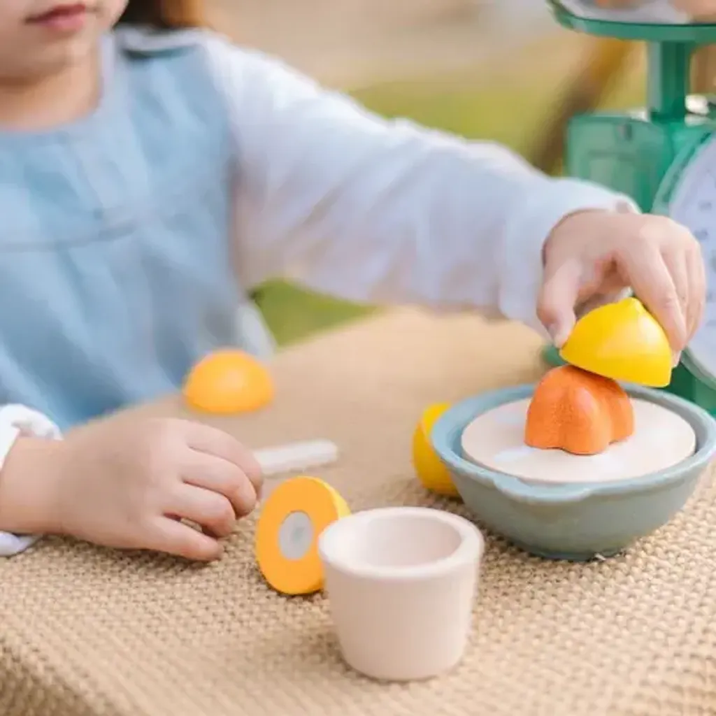 Plan Toys Fresh Squeeze Juicer Set 2613 3