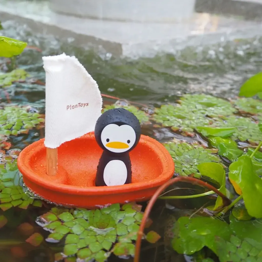 Plan Toys Sailing Boat Penguin 5711 1