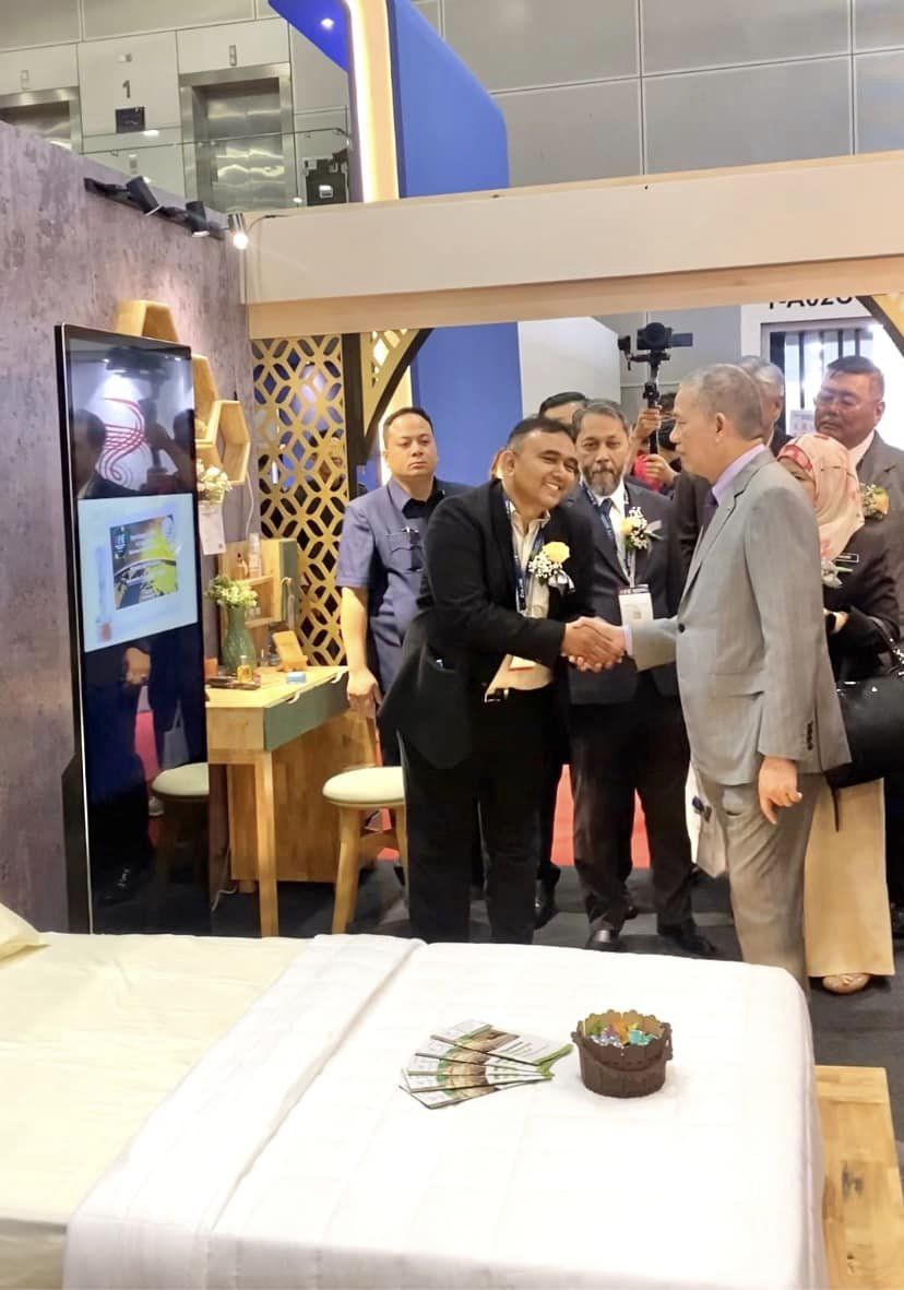 Export Furniture Exhibition (EFE) at Convention Centre, KLCC with Deputy Prime Minister of Agriculture and Commodity (KPK)