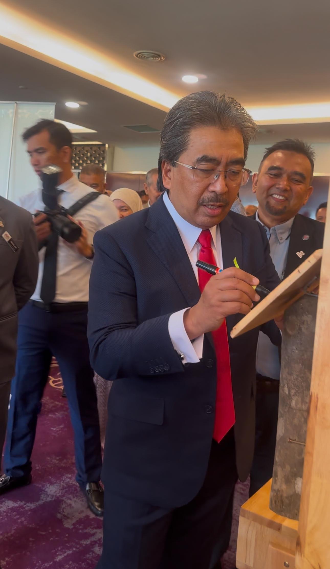 Perasmian tandatangan (Impressive wood)
