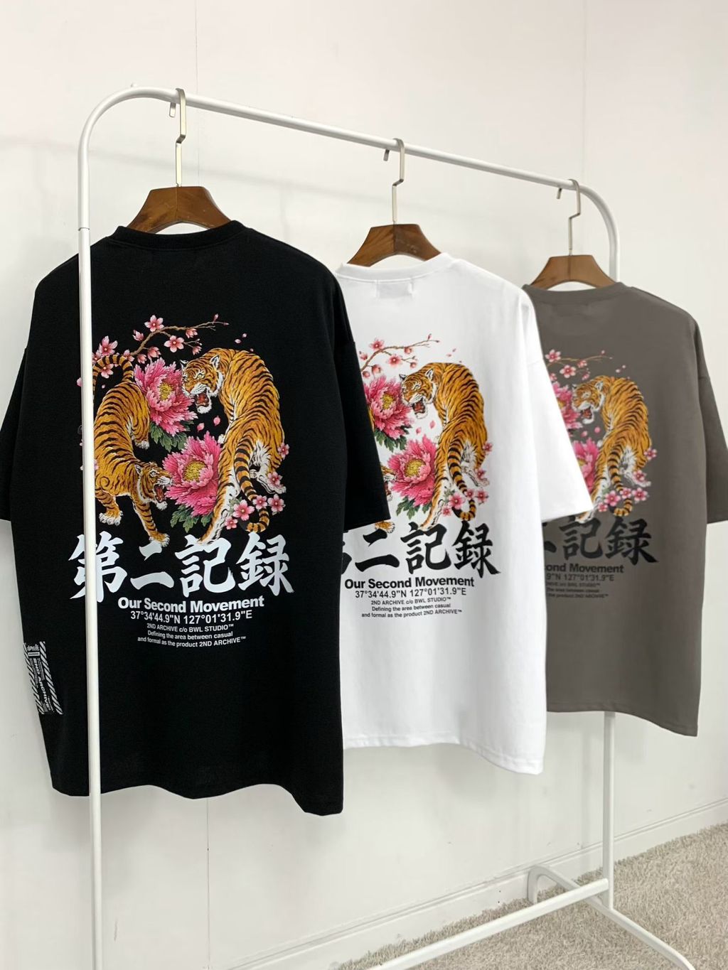 2nd-archive-tiger-peony-oversized-tee-white-black-khaki-joice-korea2