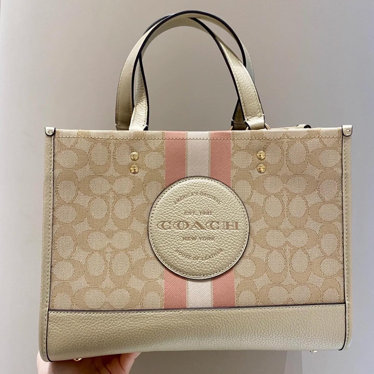 Exploring the Coach Dempsey Tote 30: The Perfect Blend of Style and Functionality