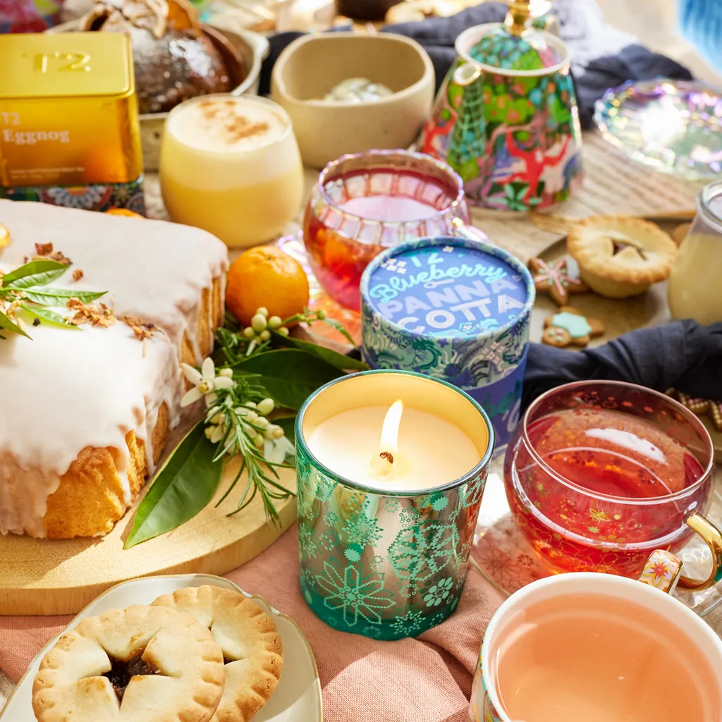 A999ZZ216_candle_christmas_breakfast_christmas_2022_lifestyle_1