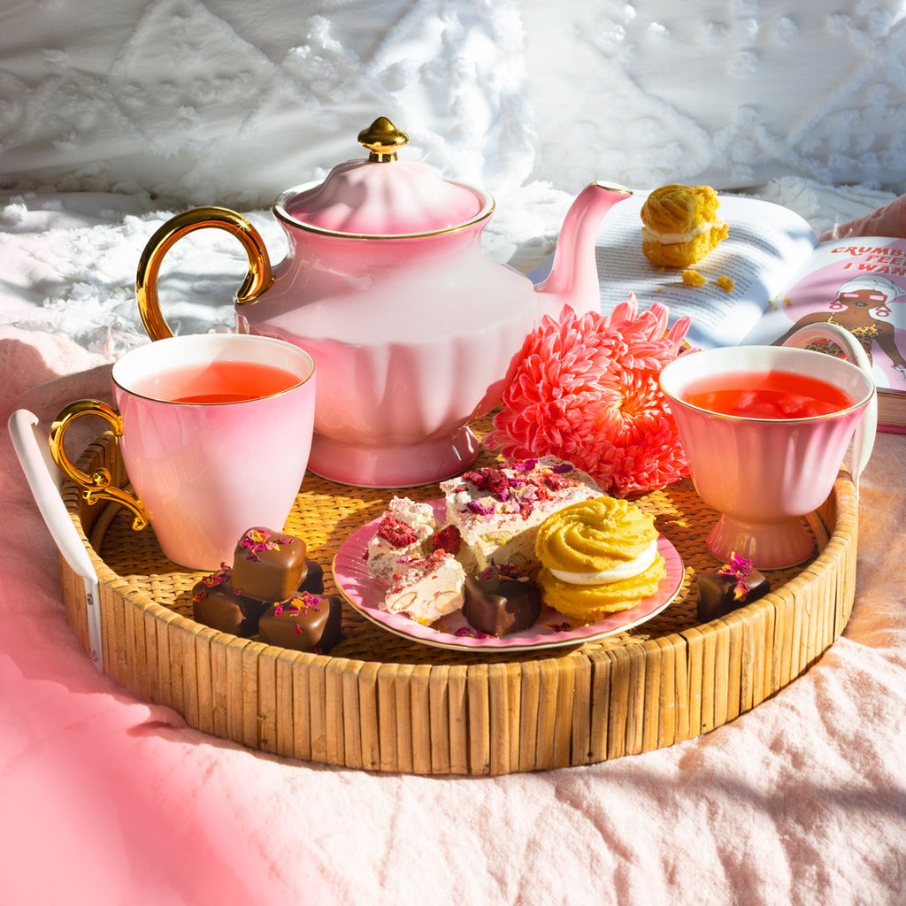 H210BG787_ombre_opulence_cup_and_saucer_pink_lifestyle_2