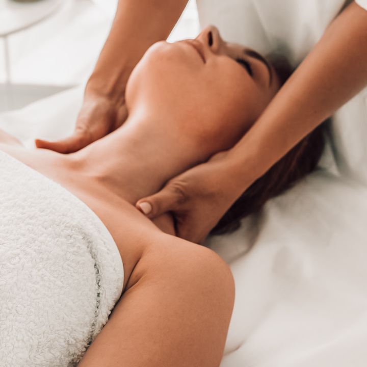 head-back-shoulder-massage-frangipani-2